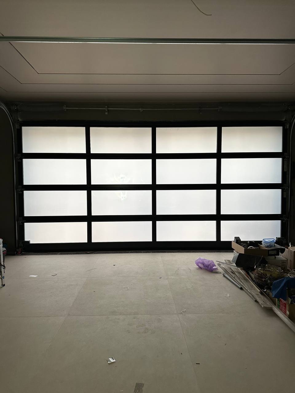 Showroom auto — stare opacă